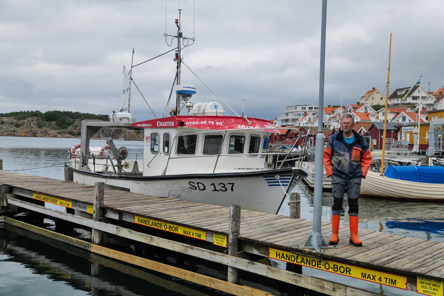 Ingemar Granqvist with M/S Mira at the pier in Fjällbacka